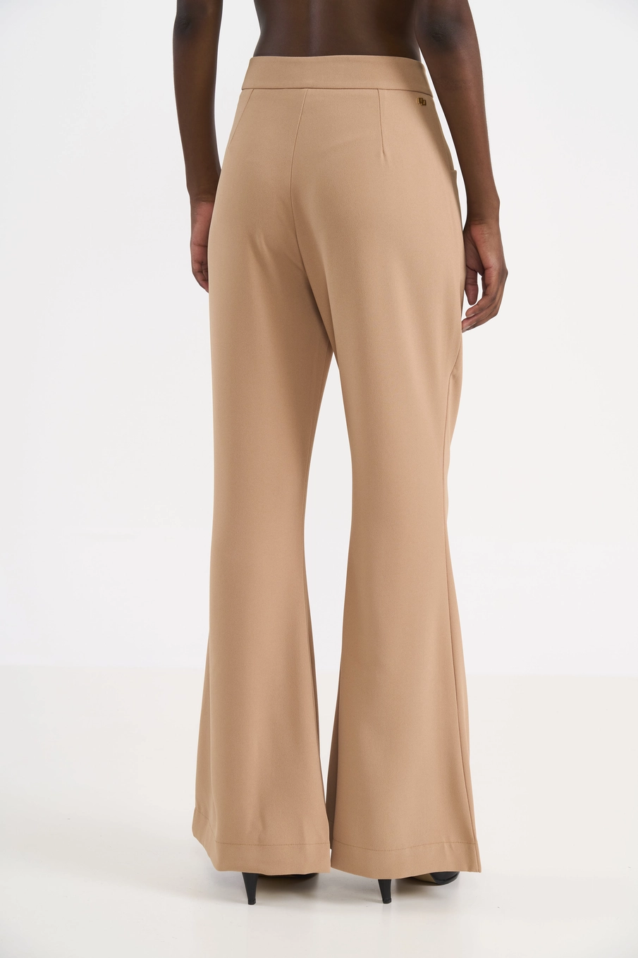Calça Flare De Alfaiataria Bege Soybean