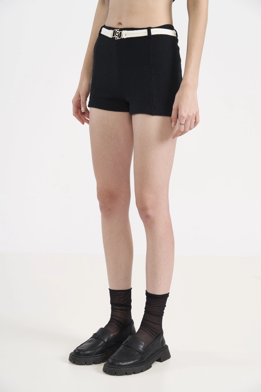 Short Mini Em Algodão Texturizado Com Cinto Preto