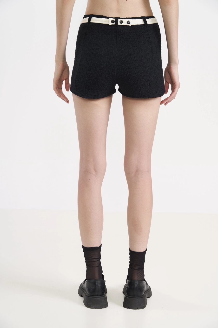 Short Mini Em Algodão Texturizado Com Cinto Preto