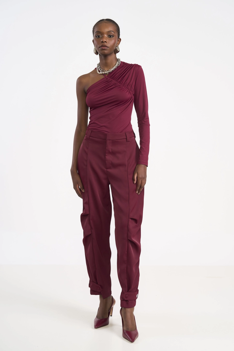 Calça De Alfaiataria Feminina Com Barra Martingale Bordô
