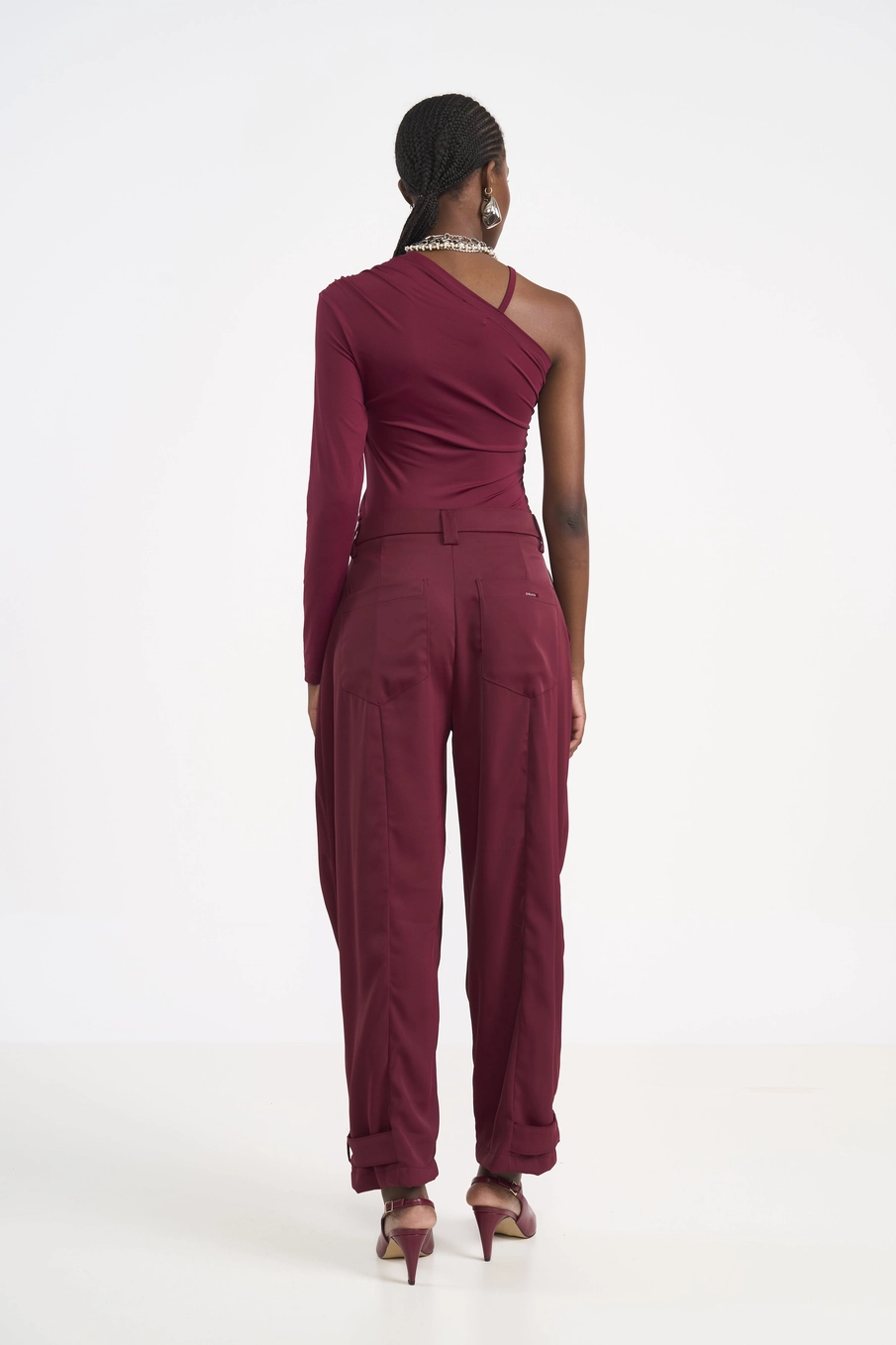 Calça De Alfaiataria Feminina Com Barra Martingale Bordô