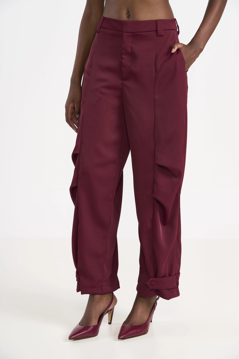 Calça De Alfaiataria Feminina Com Barra Martingale Bordô
