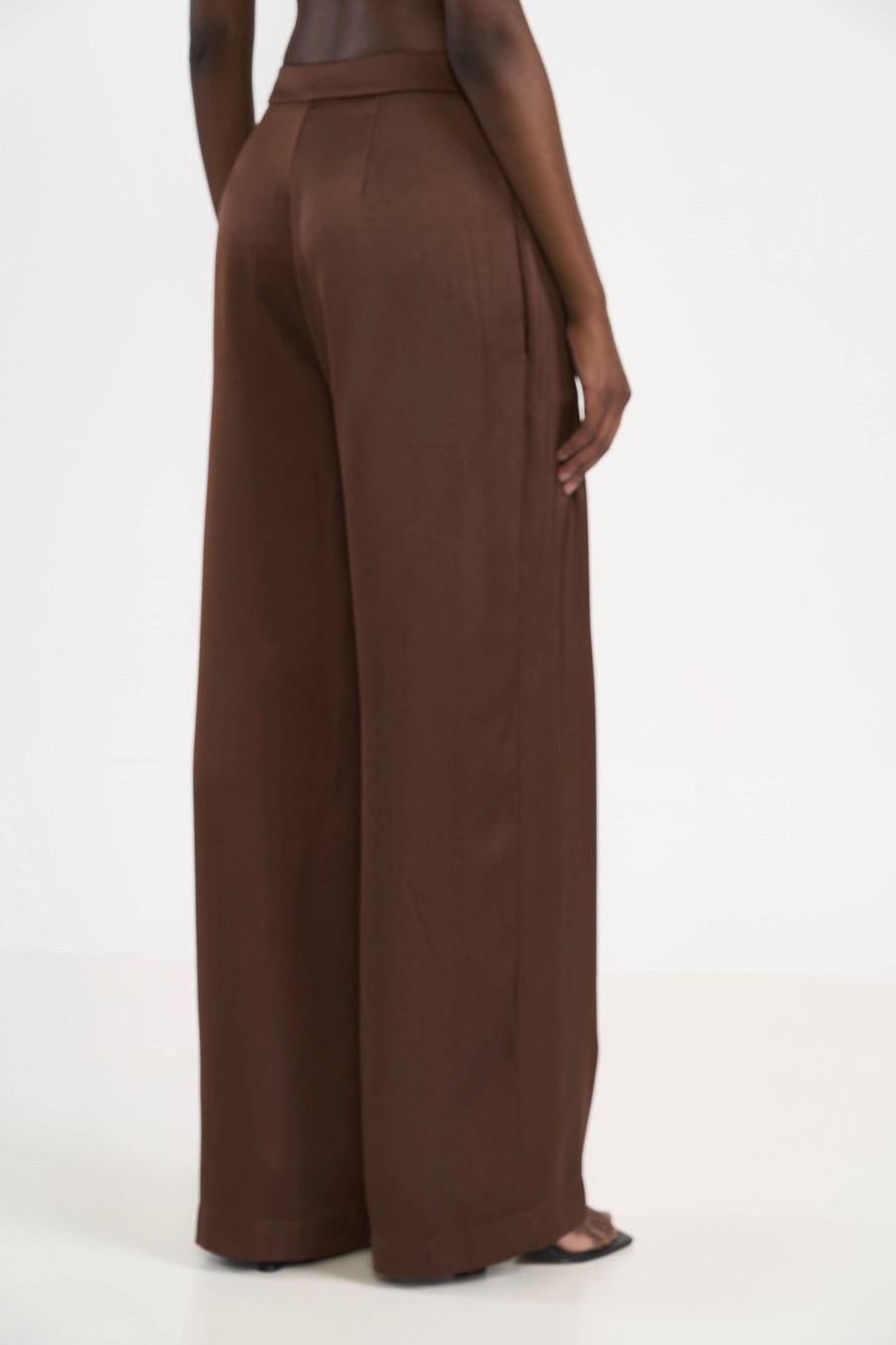 Calça Wide Leg Acetinada Marrom