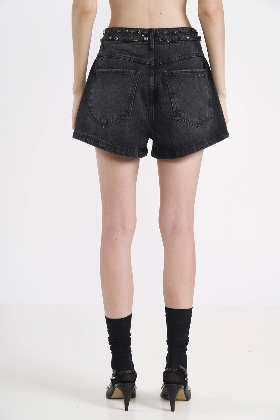 Short Jeans Jade Com Bordado Manual Indigo Preto