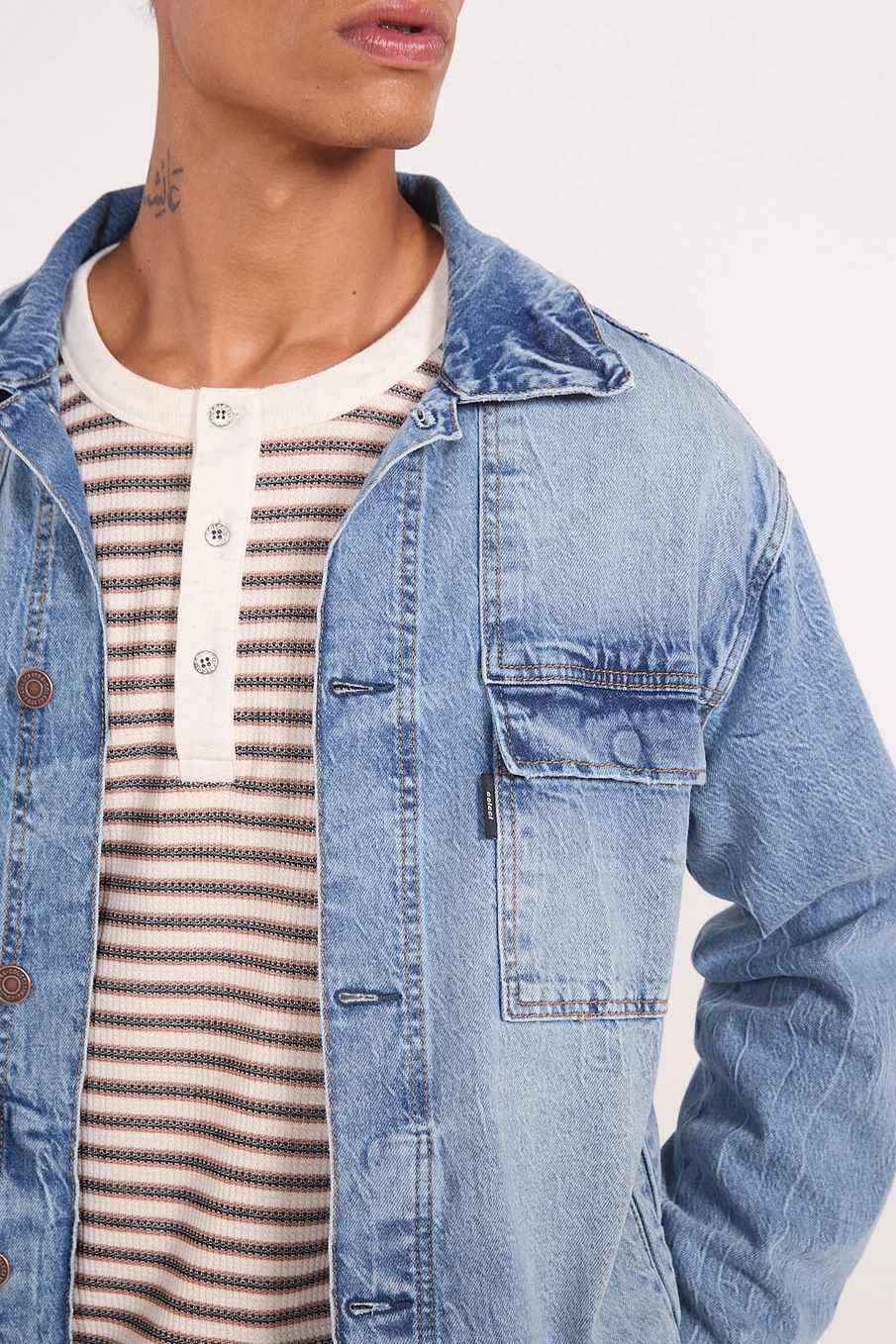 Jaqueta Jeans Trucker Com Bolsos Índigo