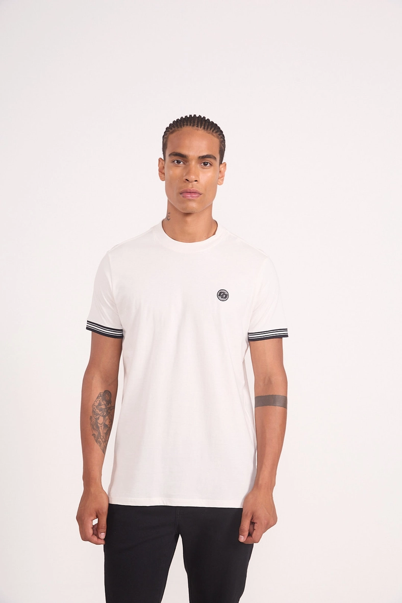 Camiseta Básica Com Listras Na Manga