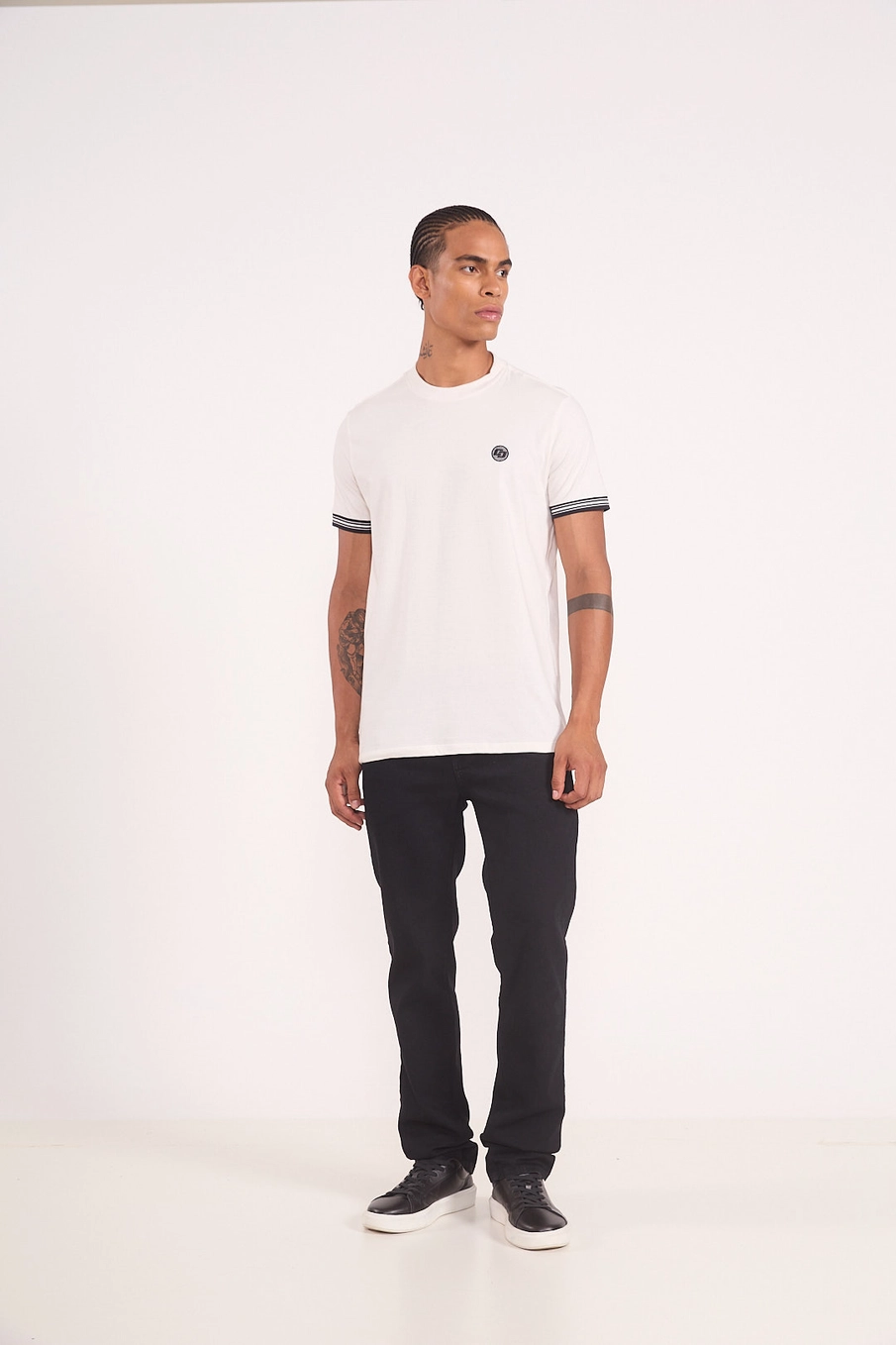 Camiseta Básica Com Listras Na Manga Off Shell
