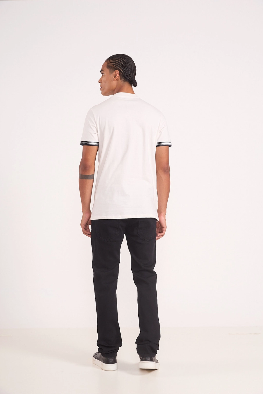 Camiseta Básica Com Listras Na Manga Off Shell