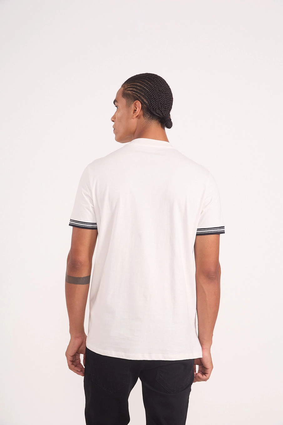 Camiseta Básica Com Listras Na Manga Off Shell