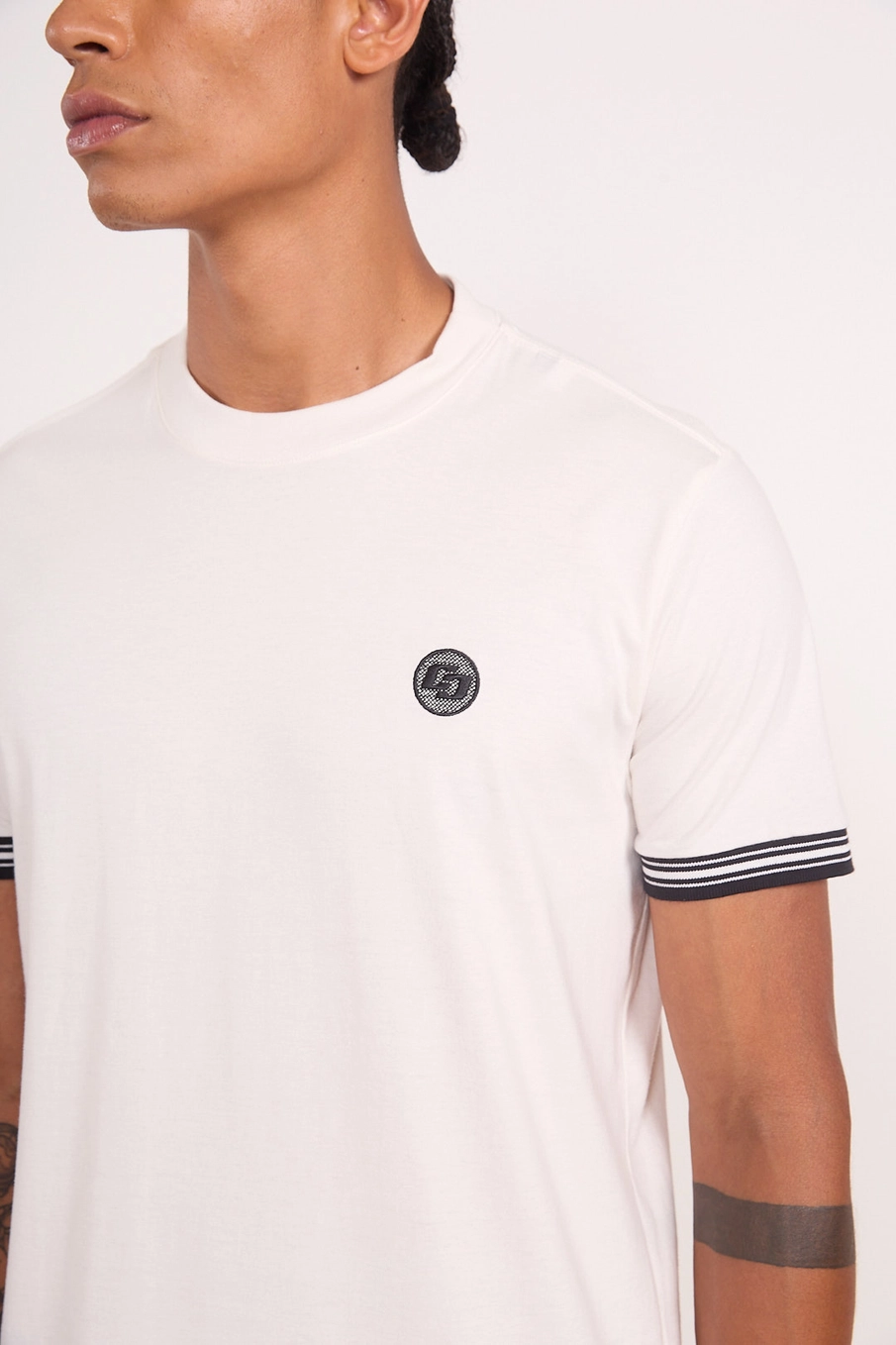 Camiseta Básica Com Listras Na Manga Off Shell