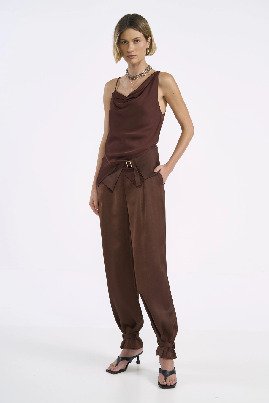 Blusa Acetinada Com Decote Degagê Marrom