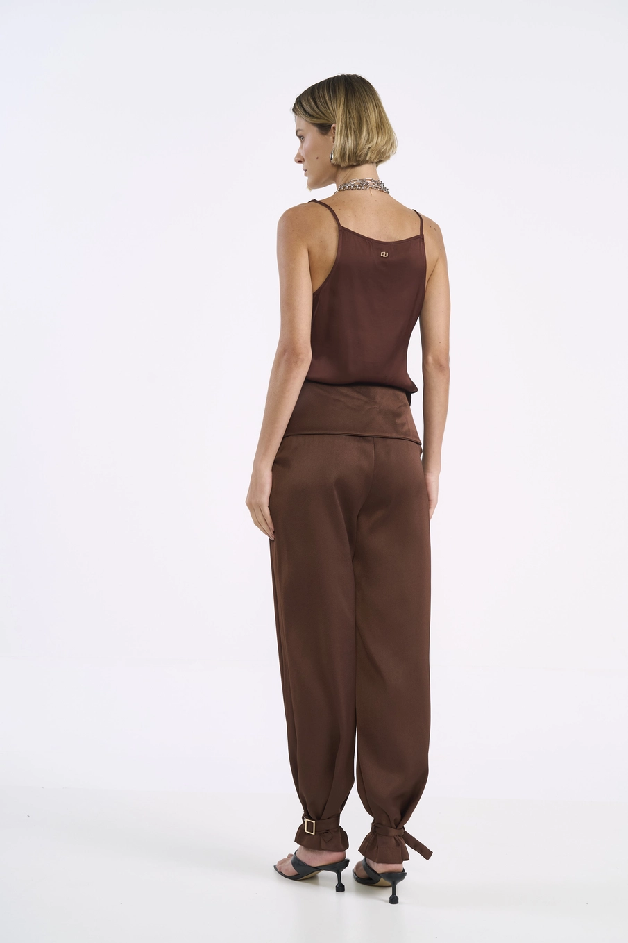 Blusa Acetinada Com Decote Degagê Marrom