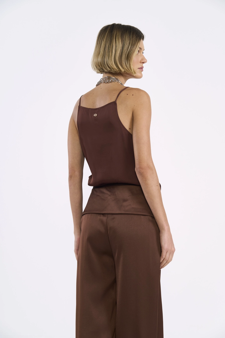 Blusa Acetinada Com Decote Degagê Marrom