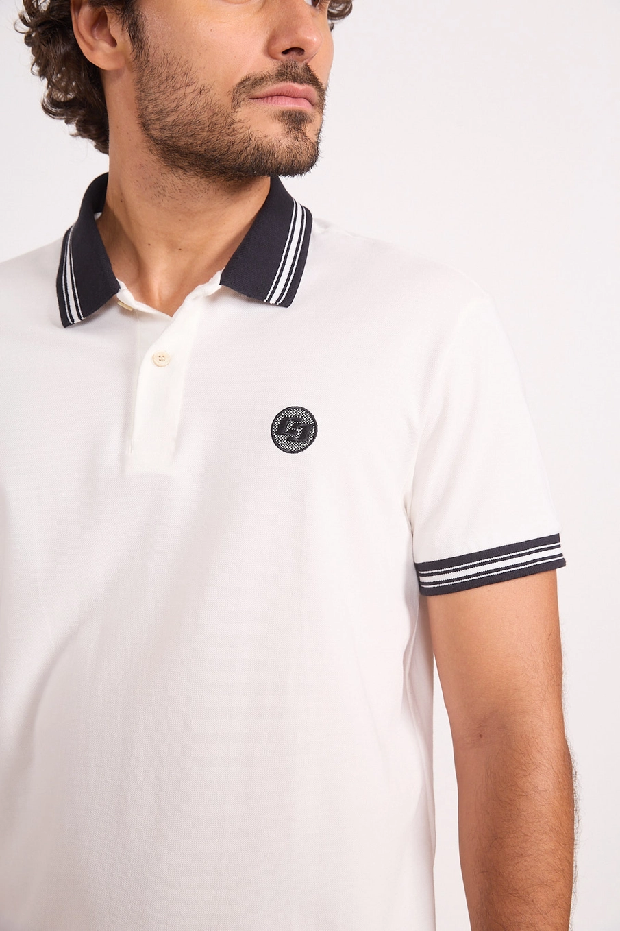 Polo Masculina Com Detalhe Em Listras Off Shell