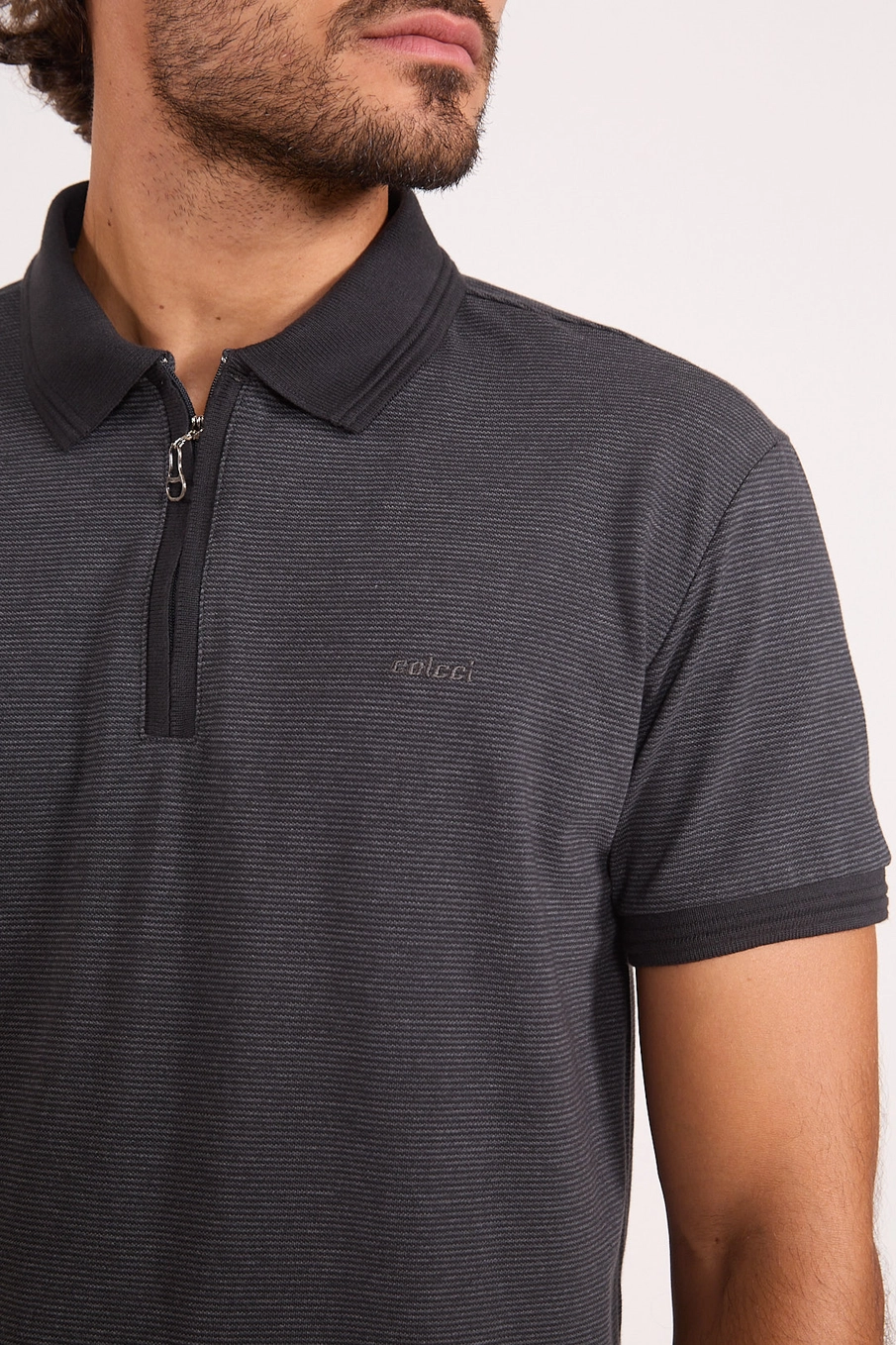 Polo Masculina Slim Em Malha Texturizada Com Zíper Cinza