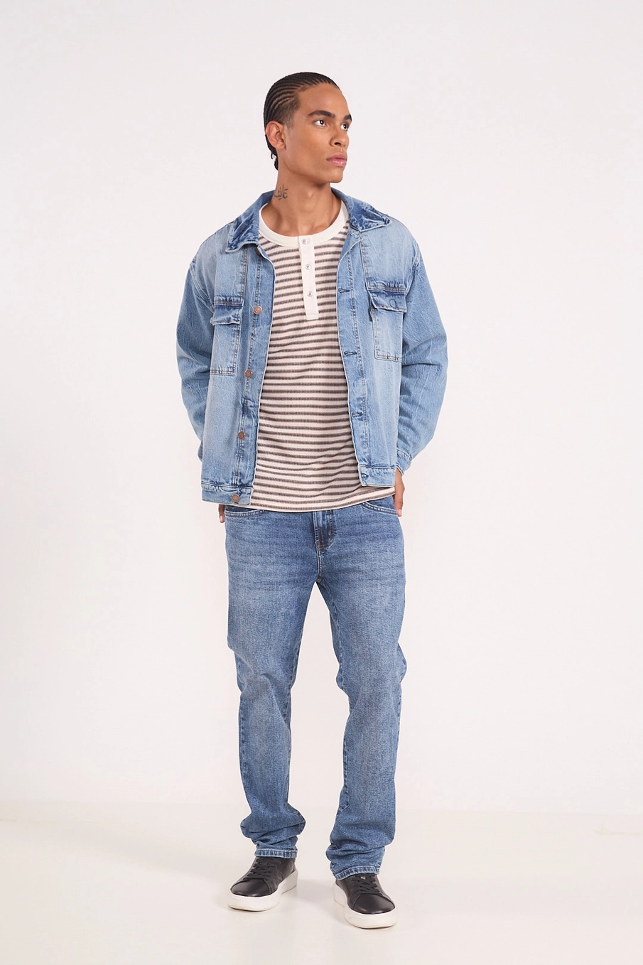 Polo Masculina Listrada Com Gola Henley Estampados