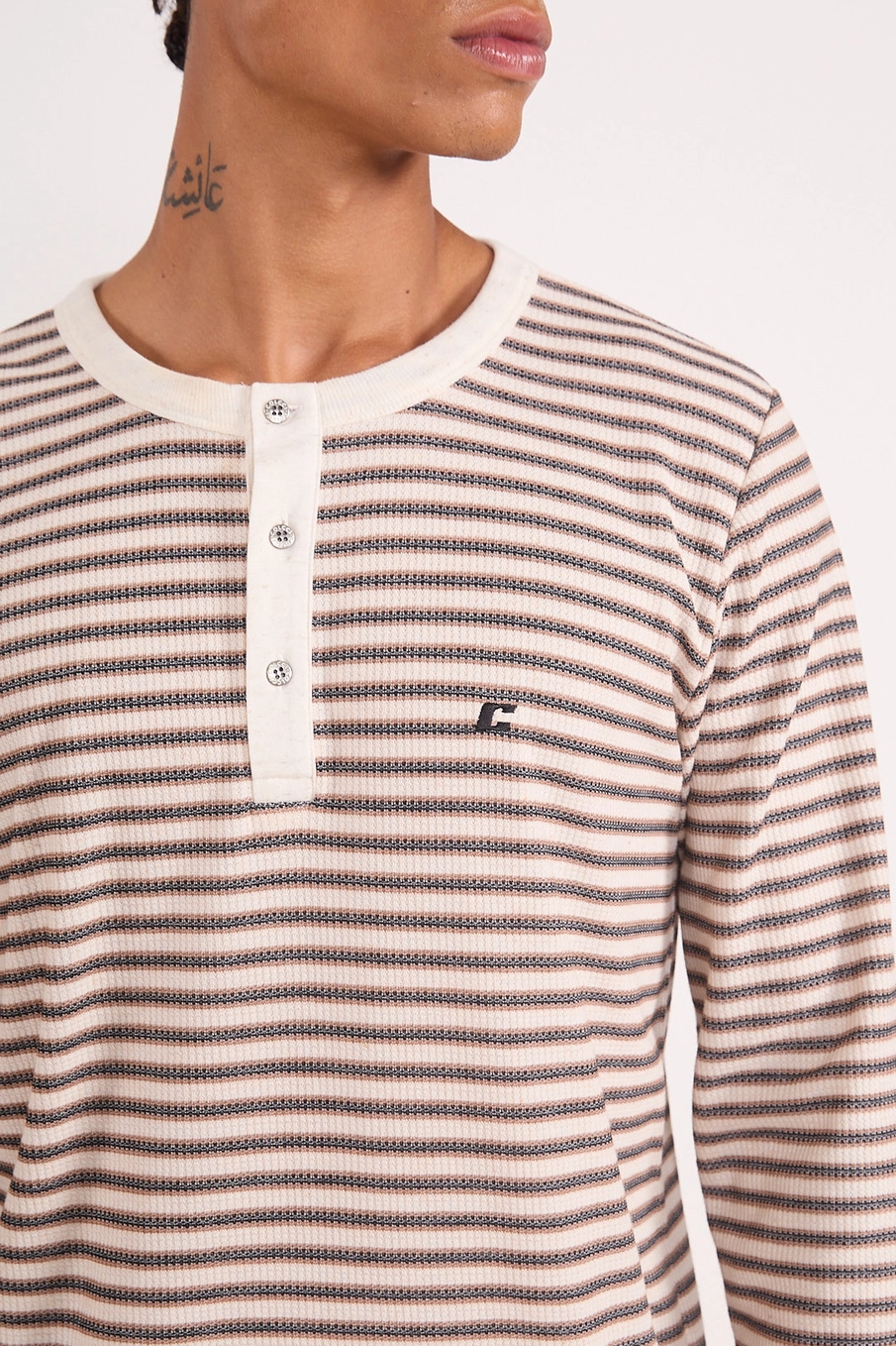 Polo Masculina Listrada Com Gola Henley Estampados