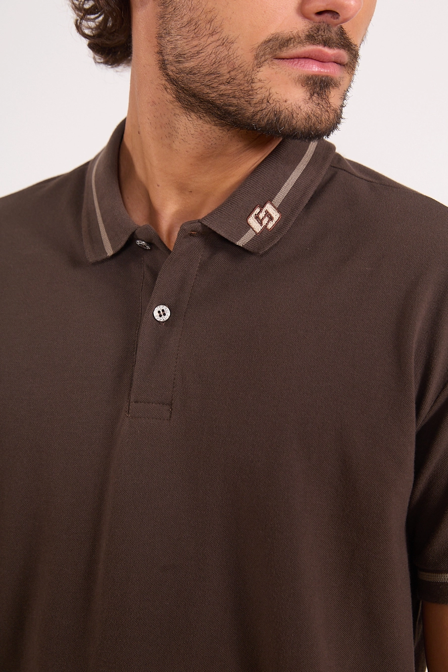 Polo Piquet Com Friso Contrastante Marrom Coconut