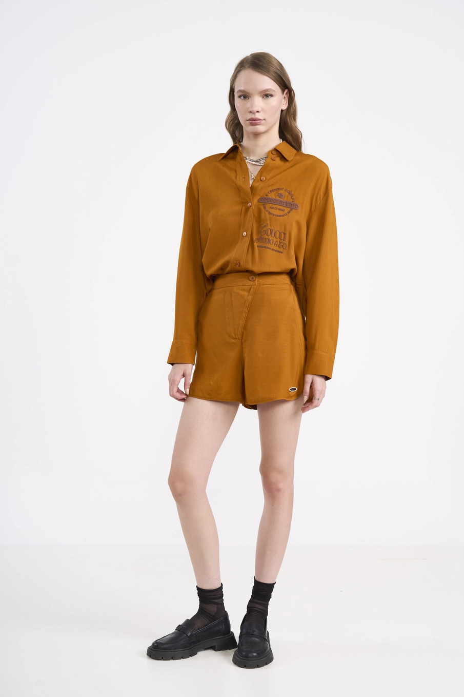 Camisa Reta Fluida Estampa Alto Relevo Amarelo Pumpkin