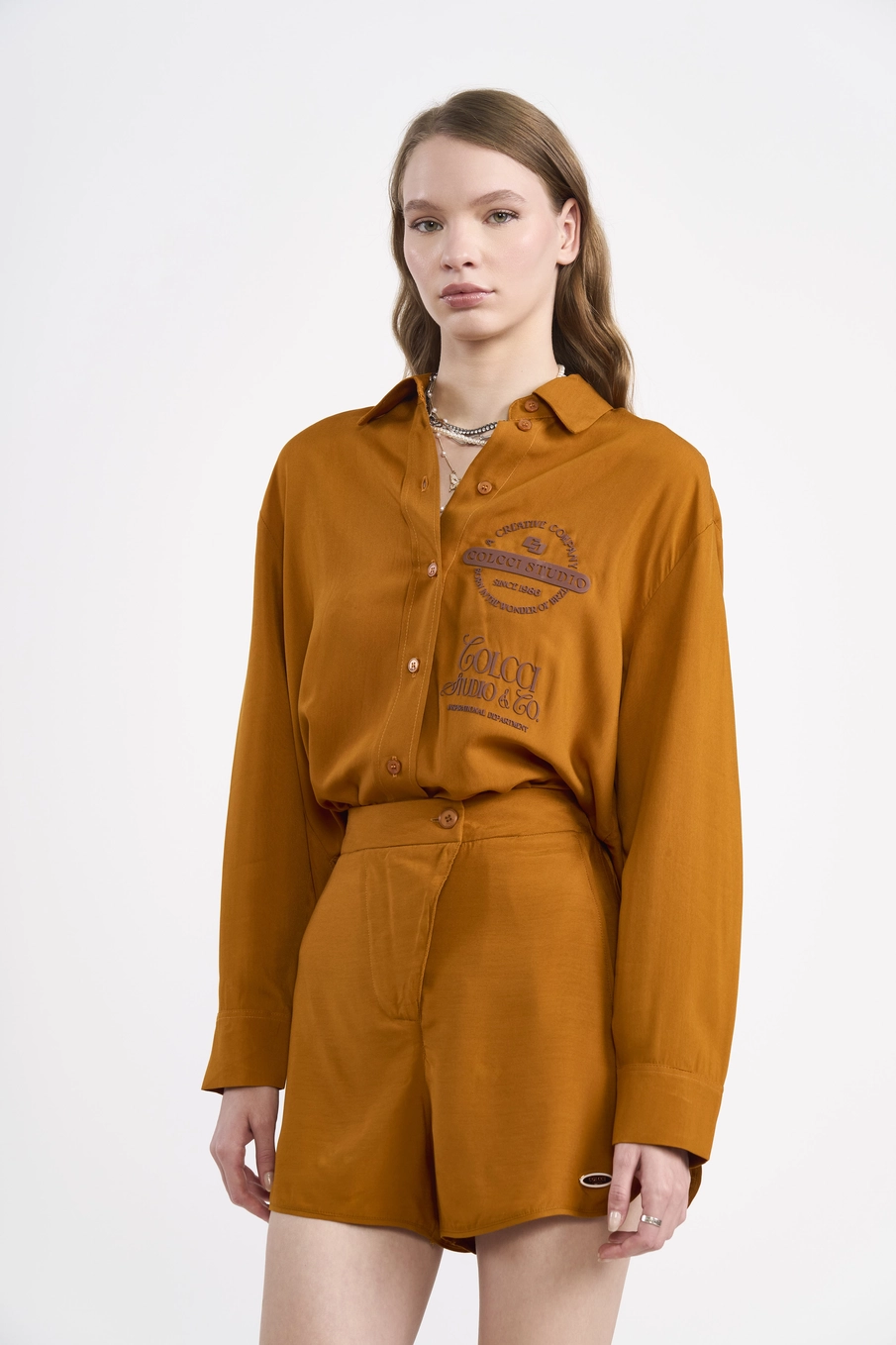 Camisa Reta Fluida Estampa Alto Relevo Amarelo Pumpkin