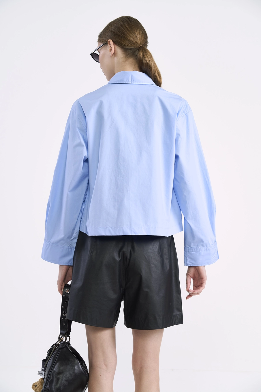 Camisa Cropped Em Algodão Com Bolso Frontal Azul Tranquile Blue