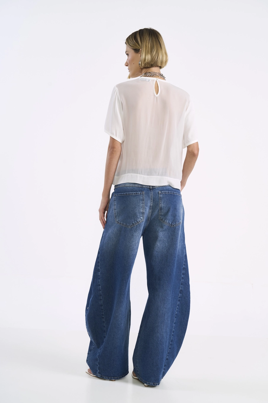 Camiseta Feminina Fluida Com Recorte Costas Off Shell