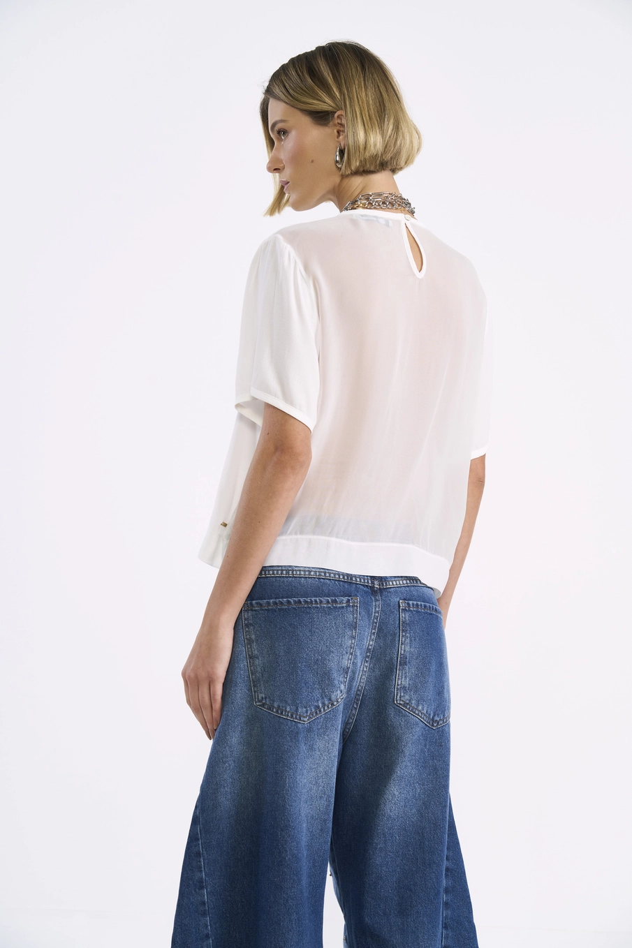Camiseta Feminina Fluida Com Recorte Costas Off Shell