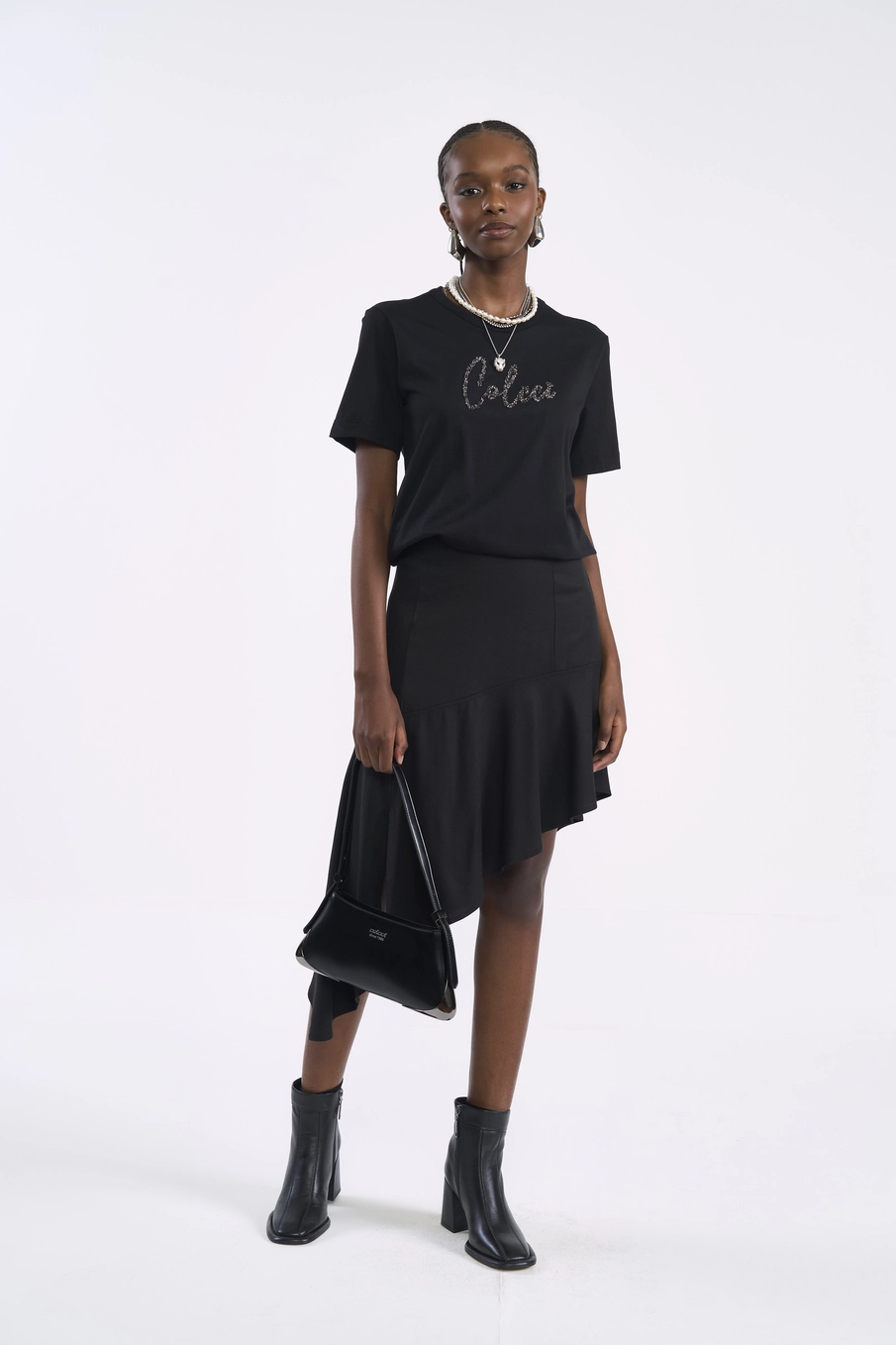 Camiseta Feminina Com Estampa Frontal Preto
