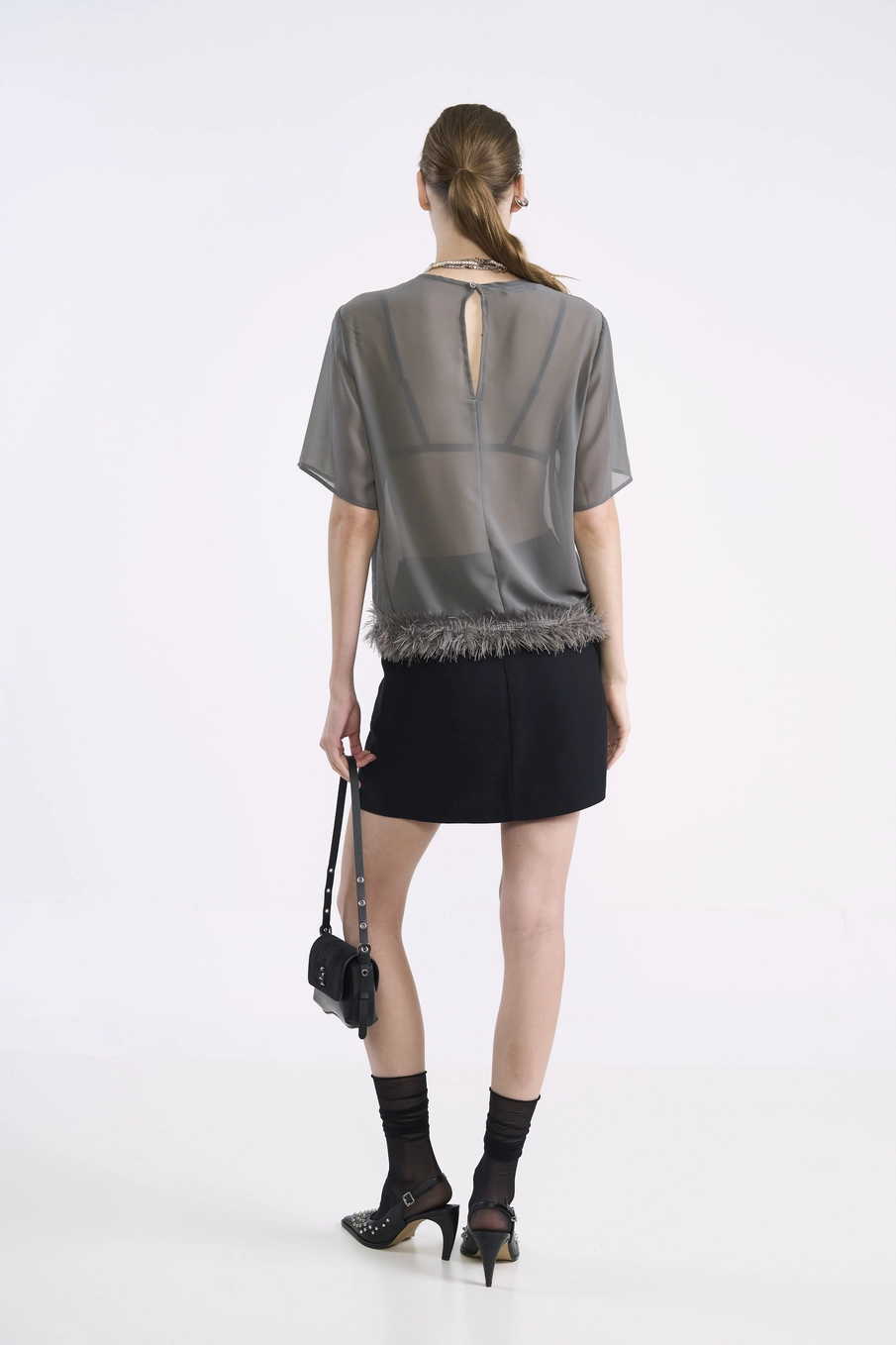 Camiseta Feminina Transparente Com Plumas Cinza