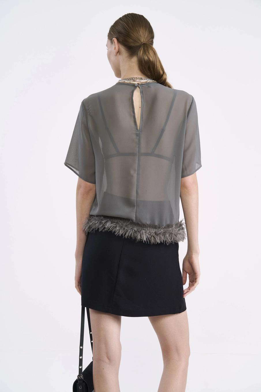 Camiseta Feminina Transparente Com Plumas Cinza