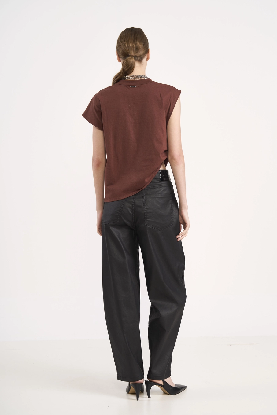 Camiseta Feminina Reta Com Abertura Lateral Marrom