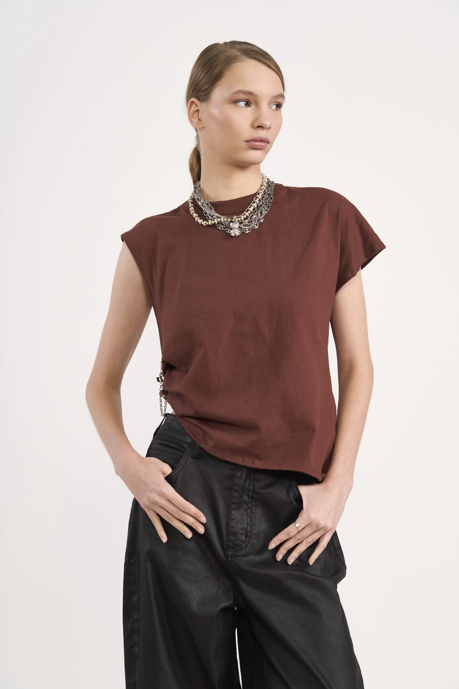 Camiseta Feminina Reta Com Abertura Lateral Marrom