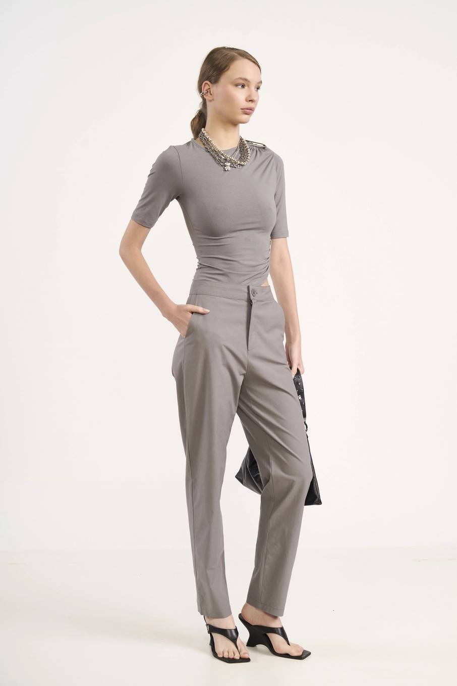 Camiseta Feminina Justa Com Argola Articulada Cinza