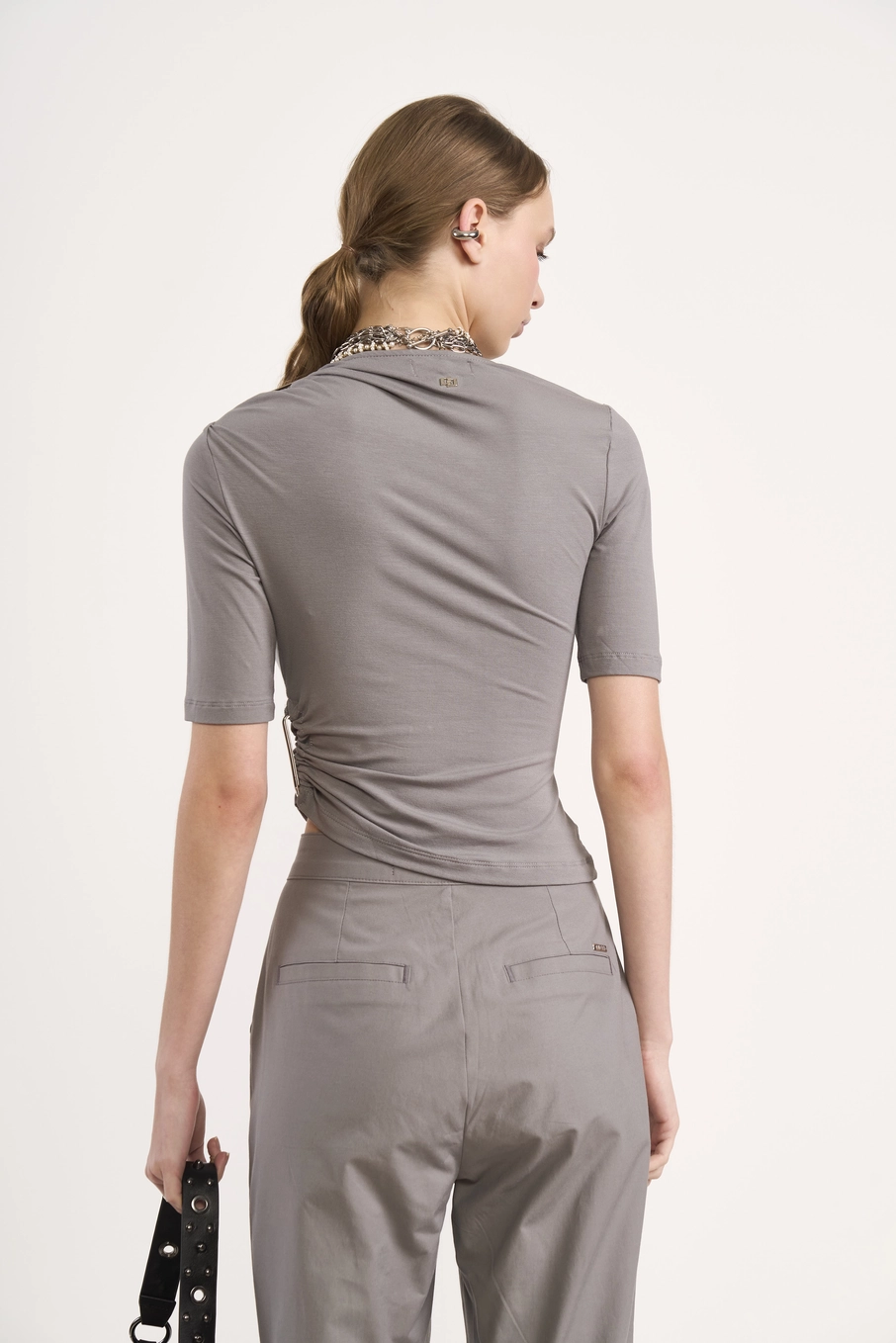 Camiseta Feminina Justa Com Argola Articulada Cinza