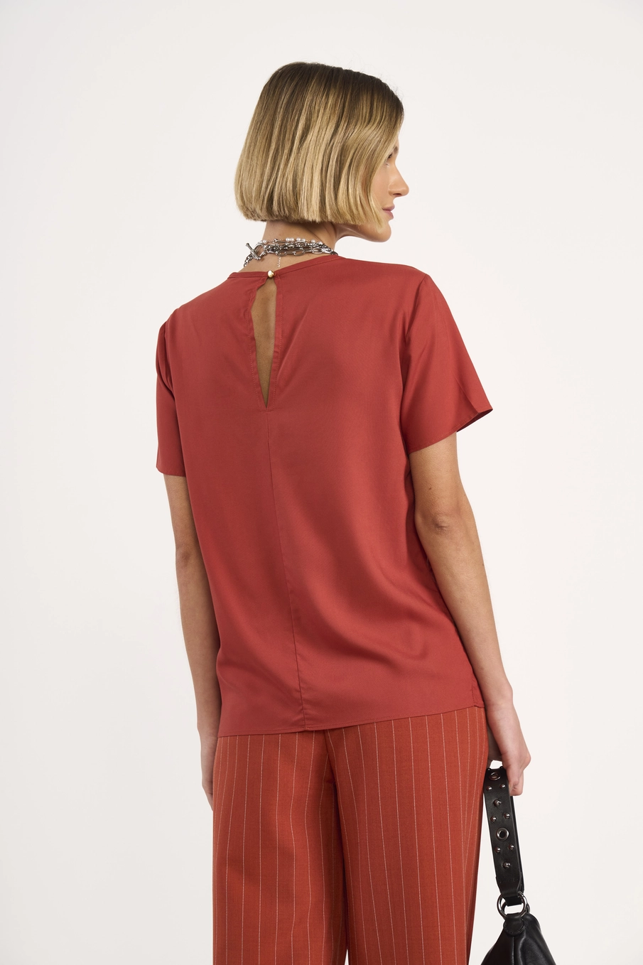 Camiseta Feminina Com Recorte Nas Costas Marrom