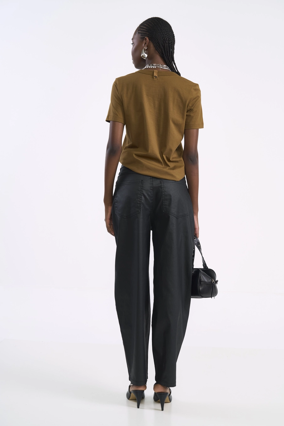 Camiseta Cropped Básica Logo Front Marrom