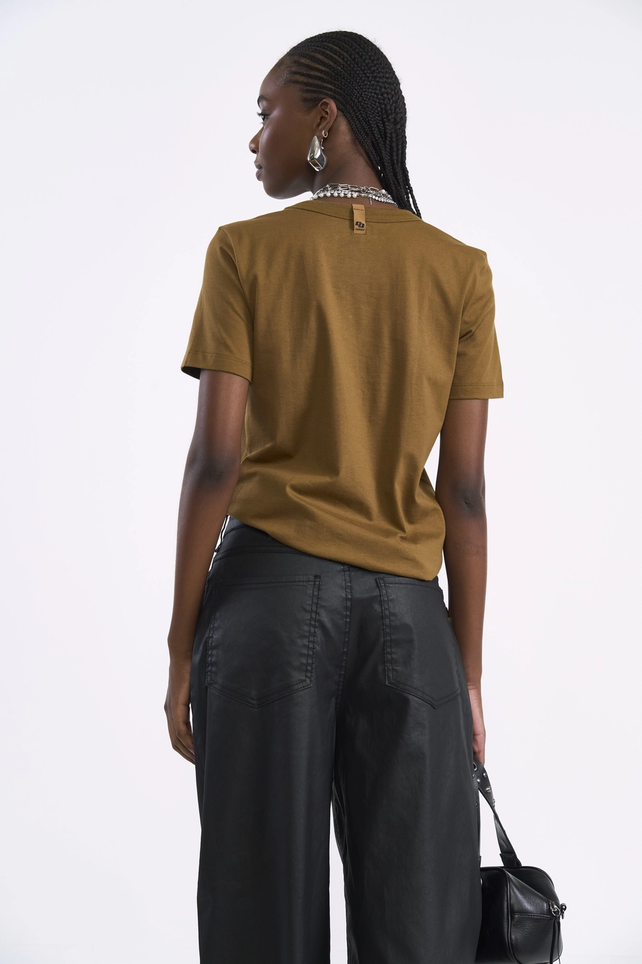 Camiseta Cropped Básica Logo Front Marrom