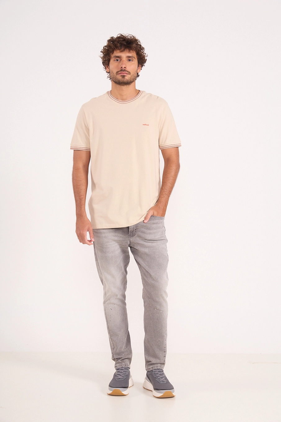 Camiseta Masculina Com Detalhe De Listras Na Manga Bege