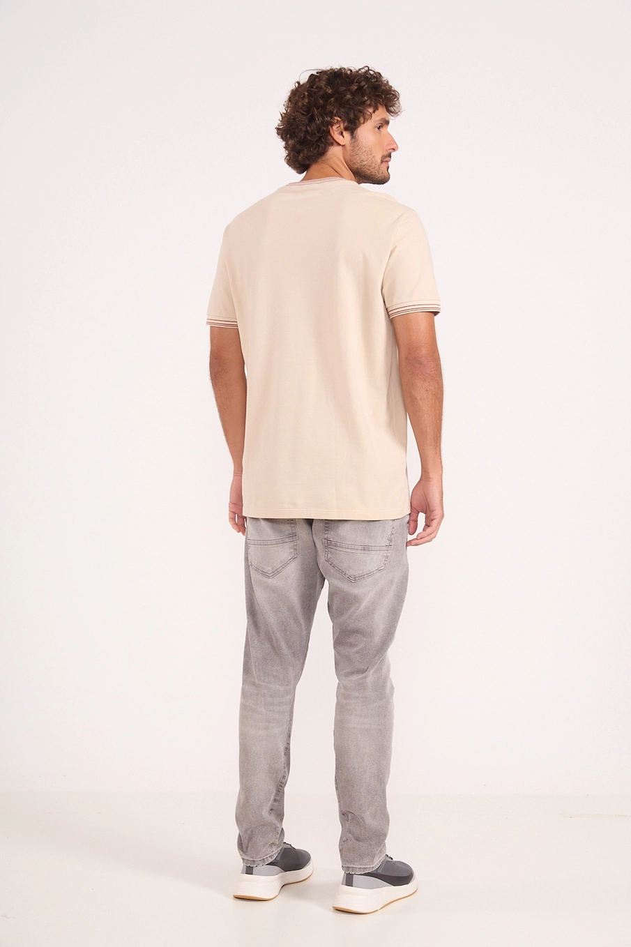 Camiseta Masculina Com Detalhe De Listras Na Manga Bege