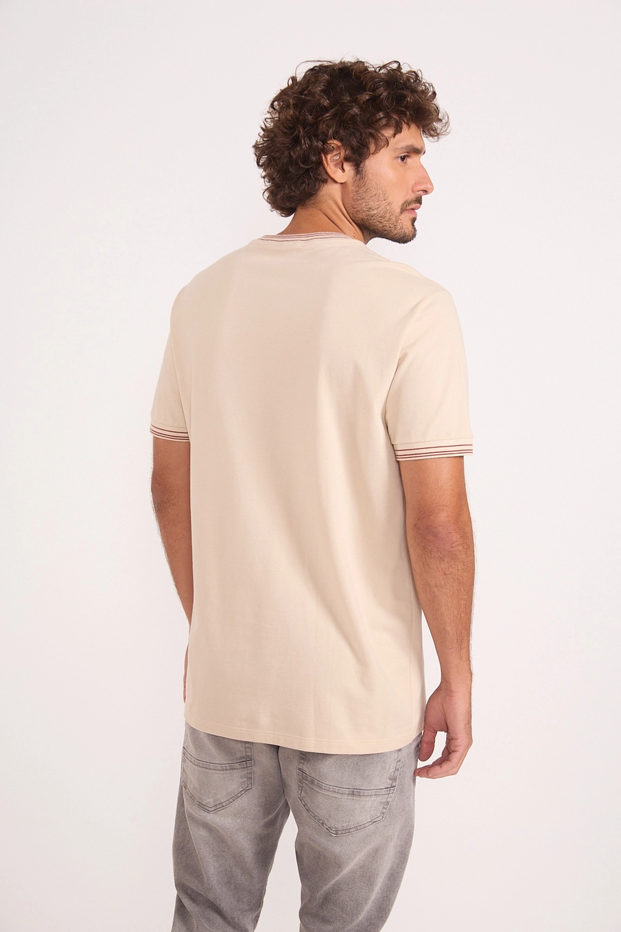 Camiseta Masculina Com Detalhe De Listras Na Manga Bege