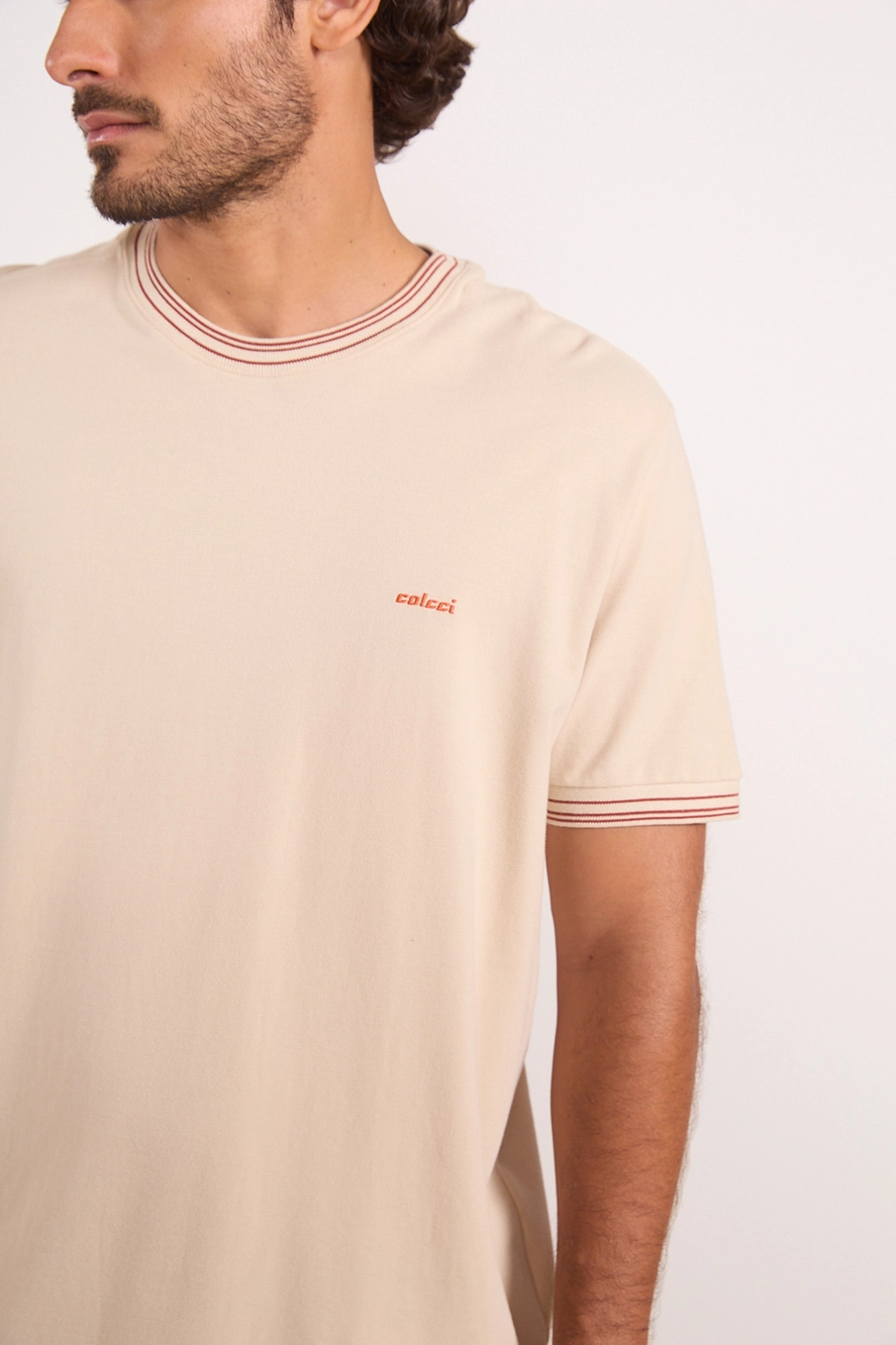 Camiseta Masculina Com Detalhe De Listras Na Manga Bege