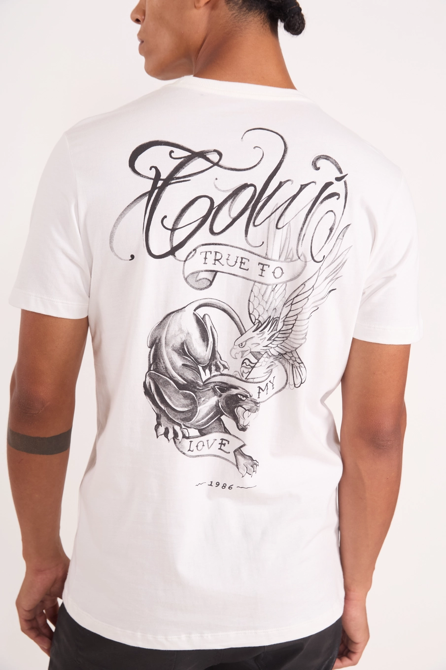 Camiseta Masculina Reta Com Estampa Costas Off Shell