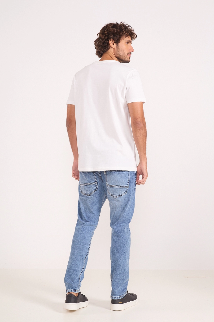 Camiseta Básica Com Logo Frontal Off Shell