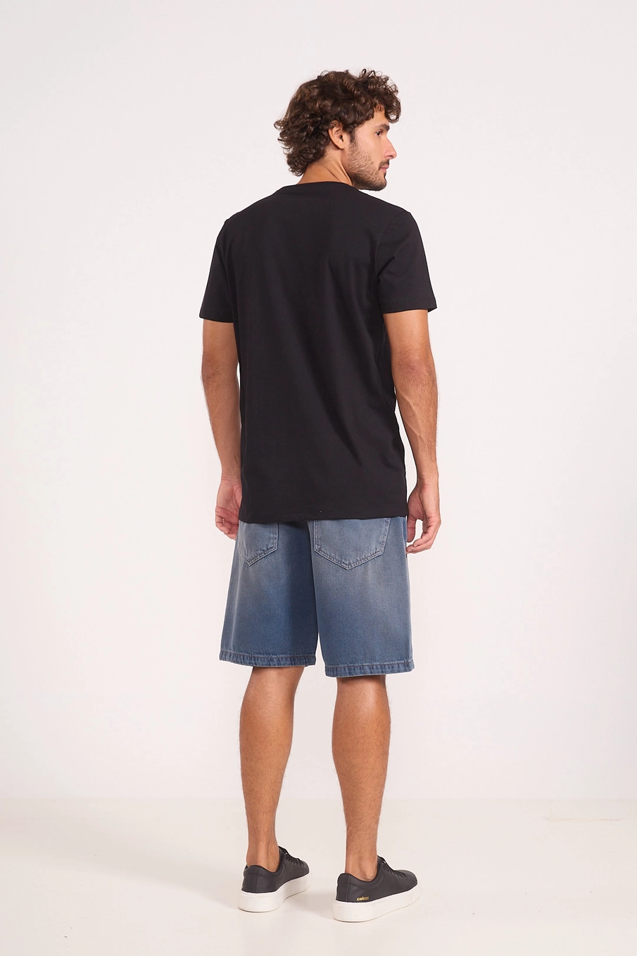 Camiseta Regular Básica Com Logo Aplicado Preto