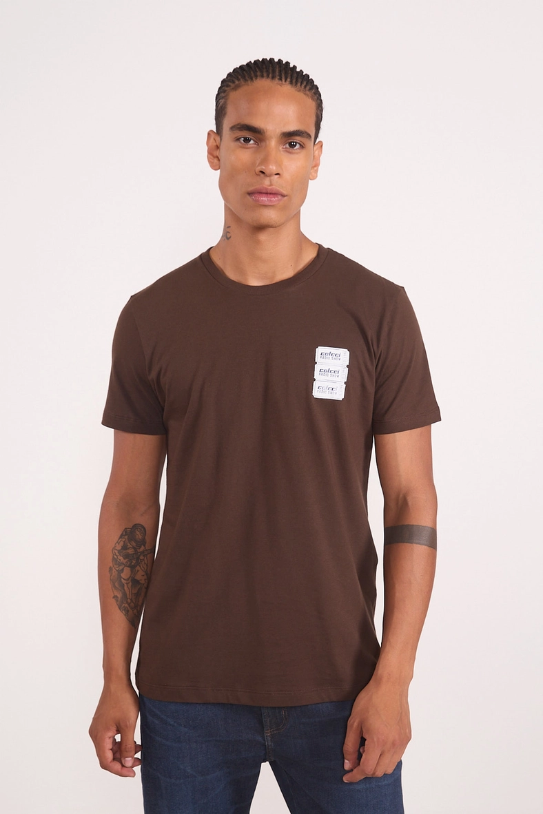 Camiseta Reta Com Patch Aplicado
