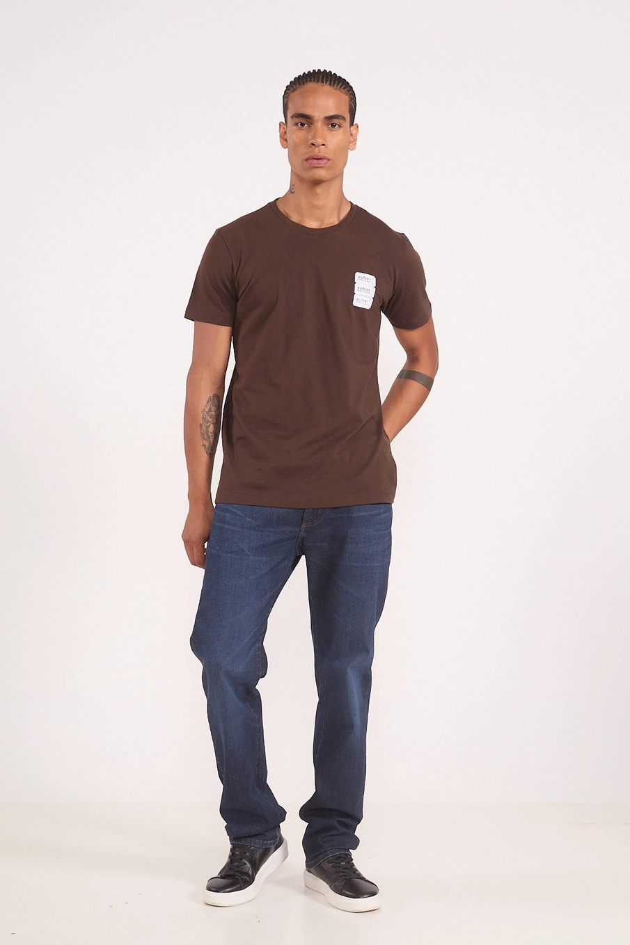 Camiseta Reta Com Patch Aplicado Marrom Coconut