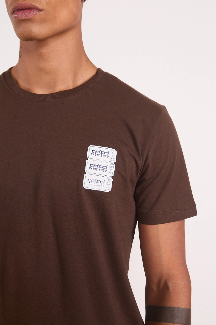 Camiseta Reta Com Patch Aplicado Marrom Coconut