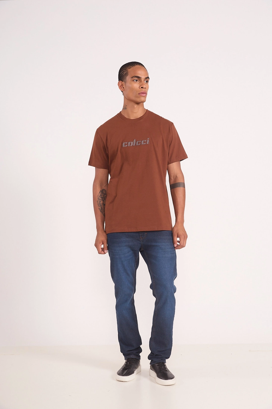 Camiseta Casual Manga Curta Com Lettering Marrom