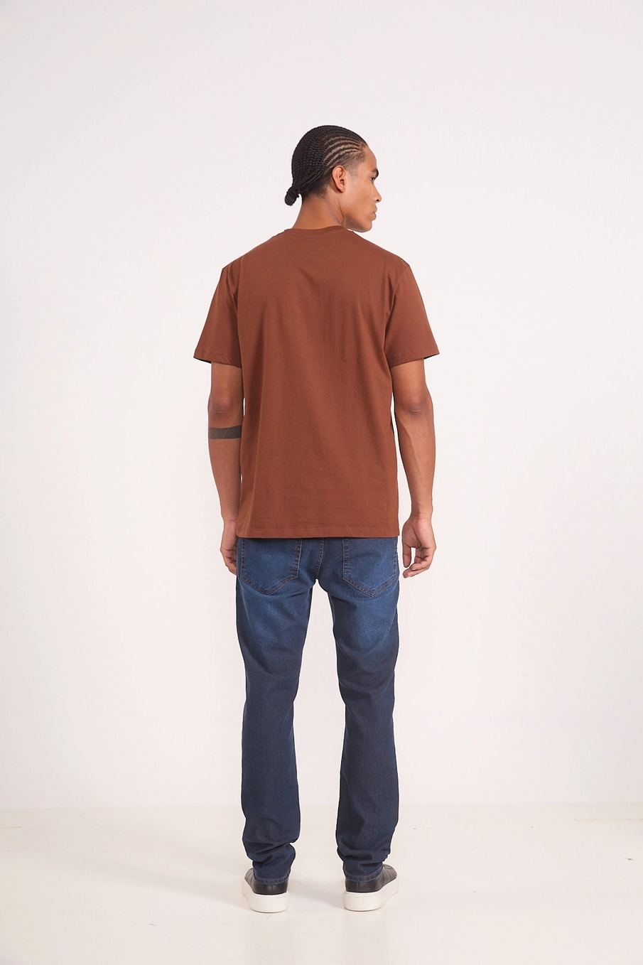 Camiseta Casual Manga Curta Com Lettering Marrom