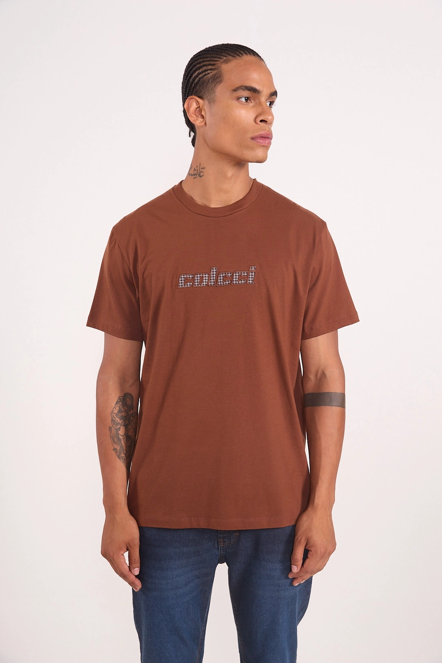 Camiseta Casual Manga Curta Com Lettering Marrom